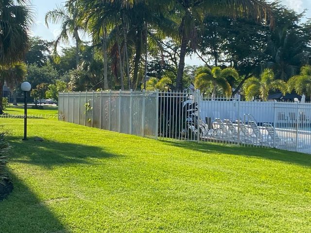 1001 Hillcrest Ct 215, Hollywood, FL 33021