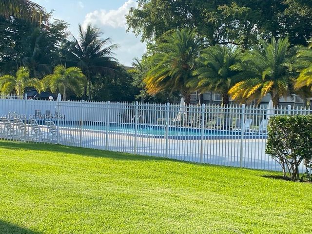 1001 Hillcrest Ct 215, Hollywood, FL 33021