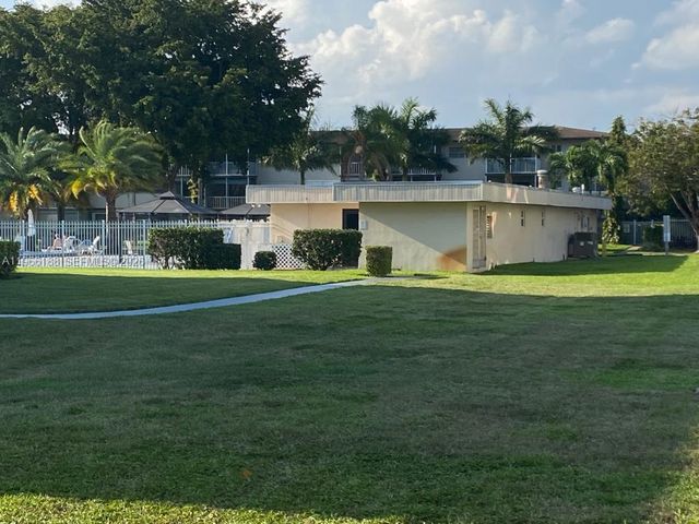 1001 Hillcrest Ct 215, Hollywood, FL 33021