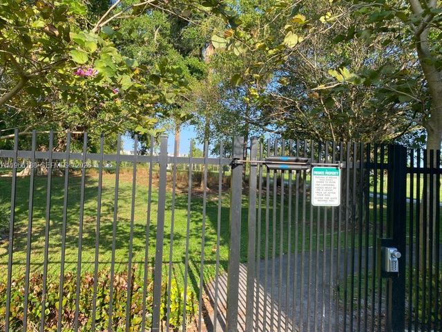 1001 Hillcrest Ct 215, Hollywood, FL 33021