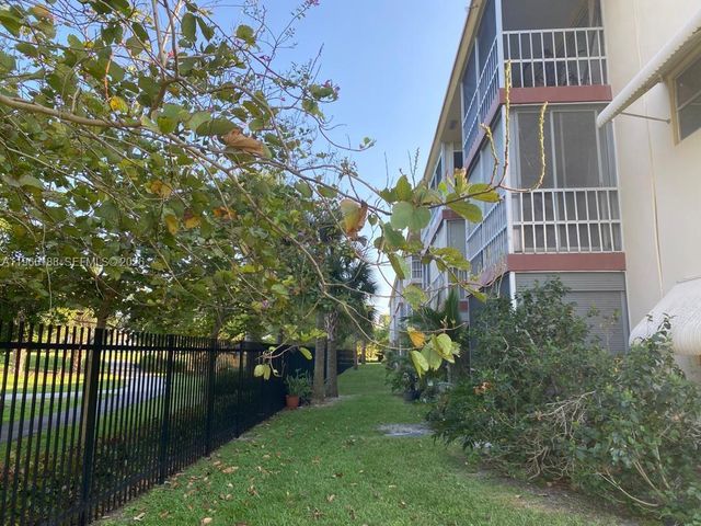 1001 Hillcrest Ct 215, Hollywood, FL 33021