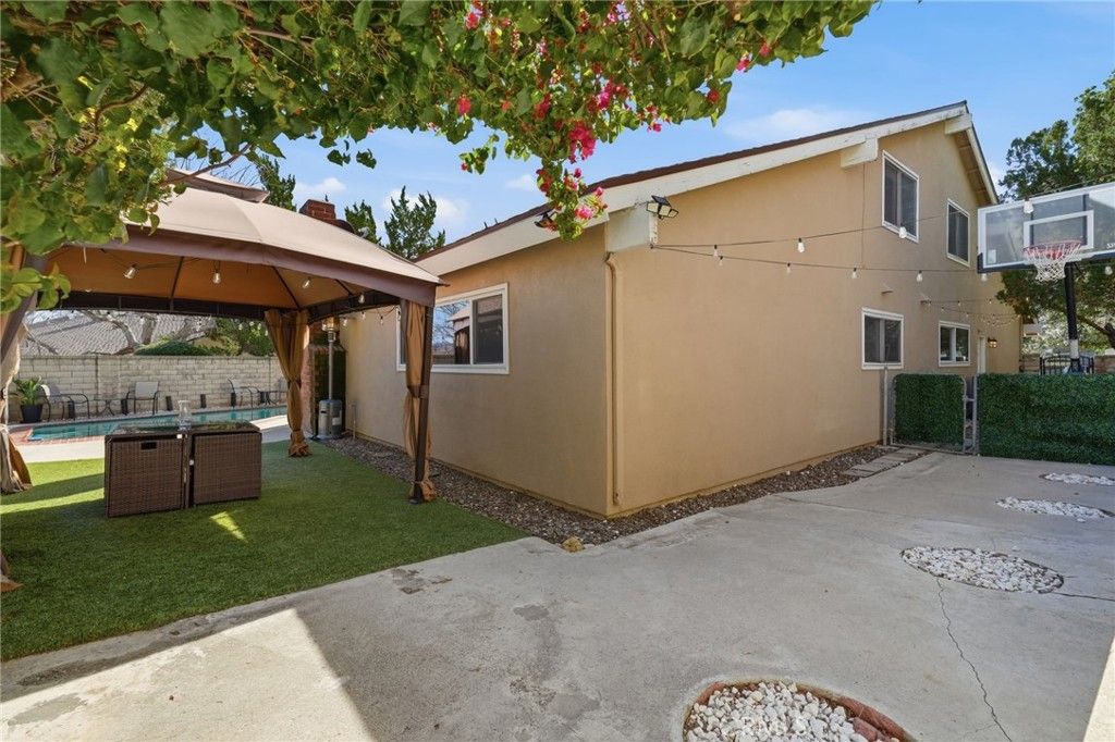 Image 30 of property listing at 23943 Via Flamenco, Valencia, CA 91355