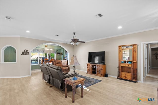 80 Hunters Way, Victoria, TX 77904