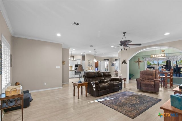 80 Hunters Way, Victoria, TX 77904