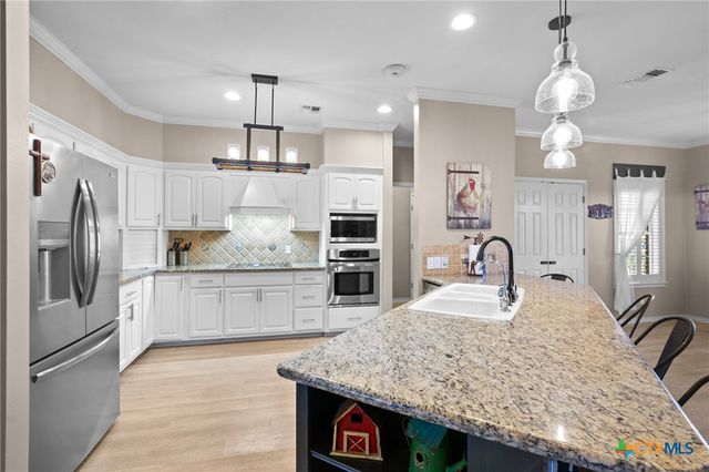 80 Hunters Way, Victoria, TX 77904