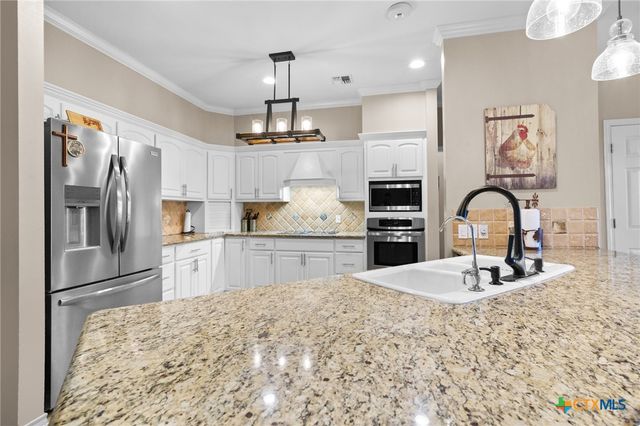 80 Hunters Way, Victoria, TX 77904