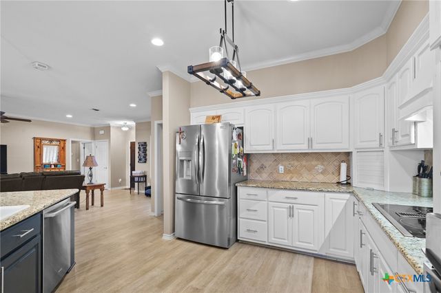 80 Hunters Way, Victoria, TX 77904