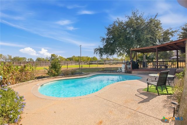 80 Hunters Way, Victoria, TX 77904