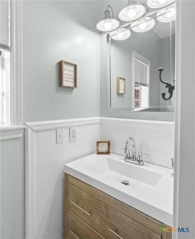 80 Hunters Way, Victoria, TX 77904