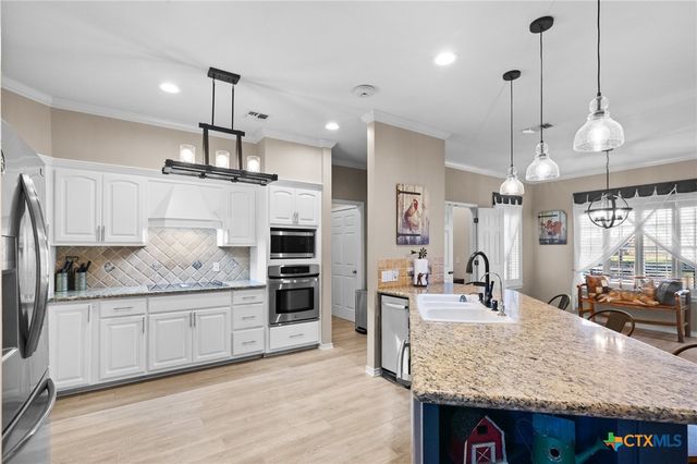 80 Hunters Way, Victoria, TX 77904