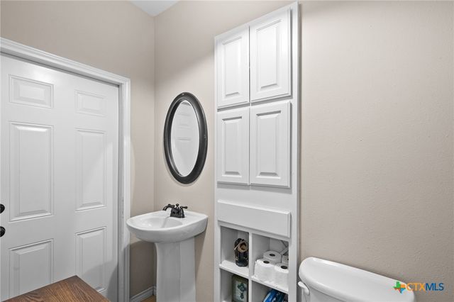 80 Hunters Way, Victoria, TX 77904