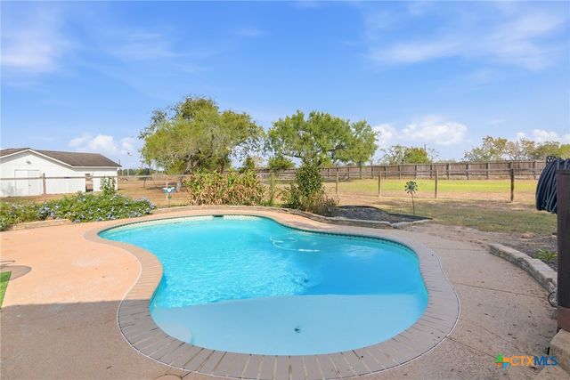 80 Hunters Way, Victoria, TX 77904