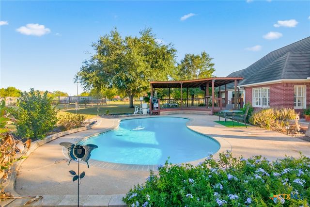 80 Hunters Way, Victoria, TX 77904