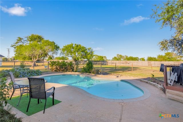 80 Hunters Way, Victoria, TX 77904