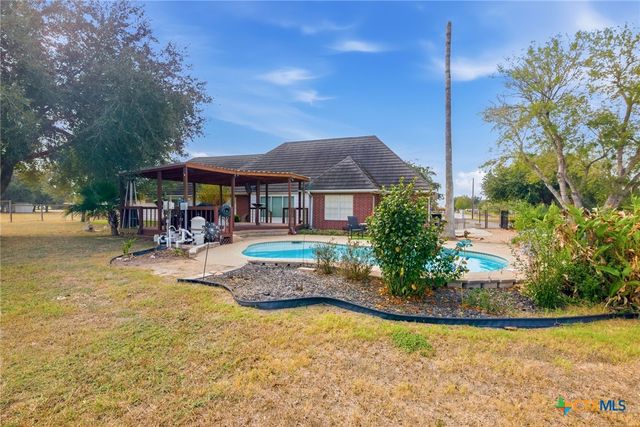 80 Hunters Way, Victoria, TX 77904