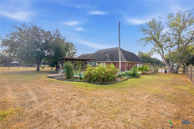 80 Hunters Way, Victoria, TX 77904