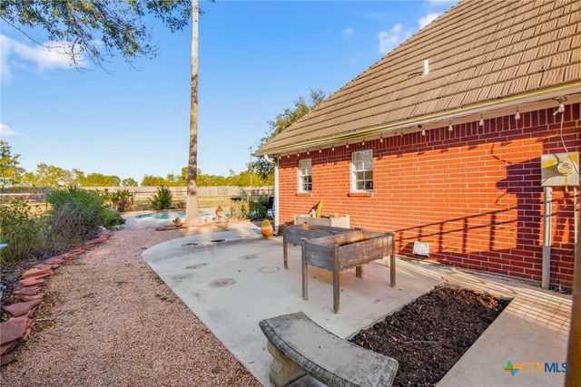 80 Hunters Way, Victoria, TX 77904