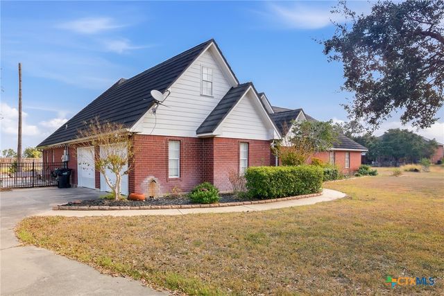 80 Hunters Way, Victoria, TX 77904