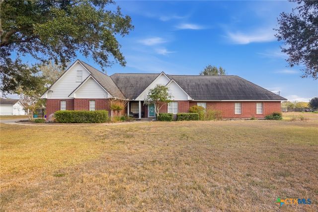 80 Hunters Way, Victoria, TX 77904