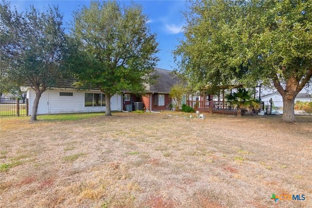 80 Hunters Way, Victoria, TX 77904