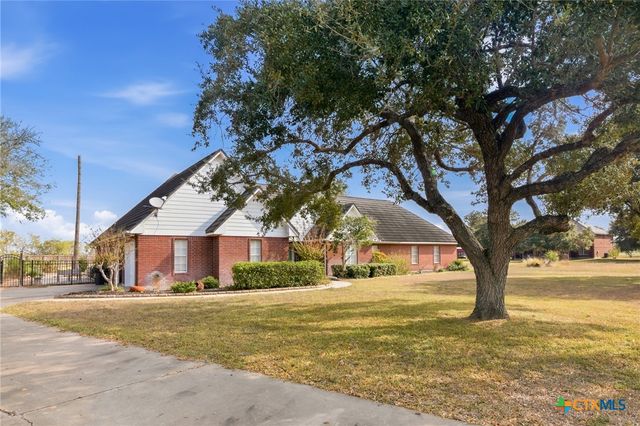 80 Hunters Way, Victoria, TX 77904