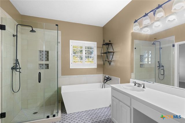 80 Hunters Way, Victoria, TX 77904