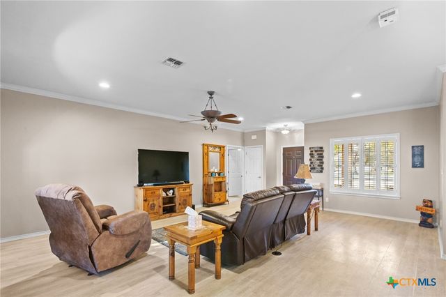 80 Hunters Way, Victoria, TX 77904