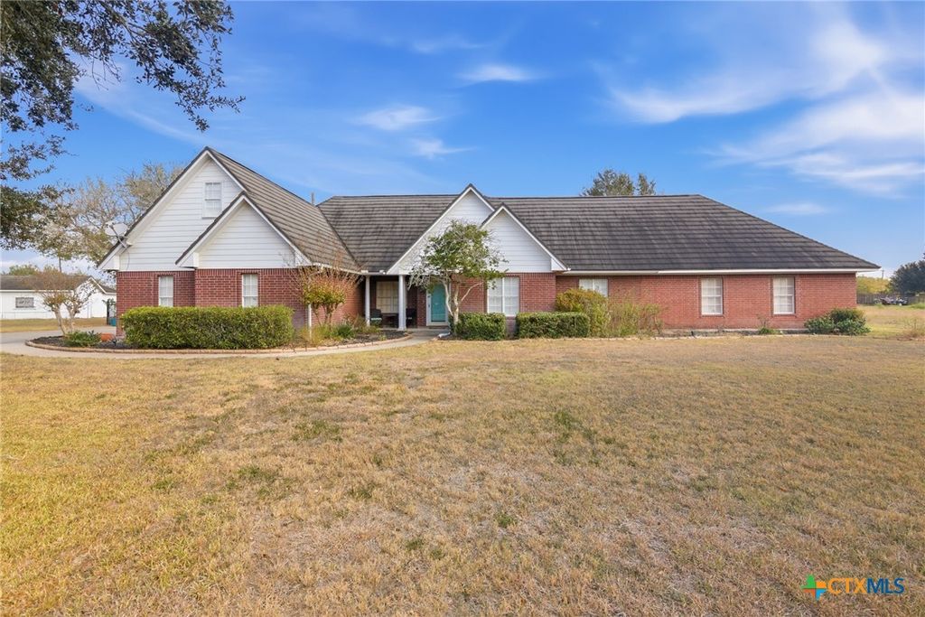 80 Hunters Way, Victoria, TX 77904