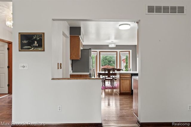 1776 Hillman Drive, Troy, MI 48083