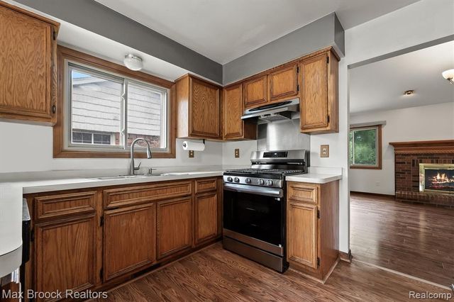 1776 Hillman Drive, Troy, MI 48083