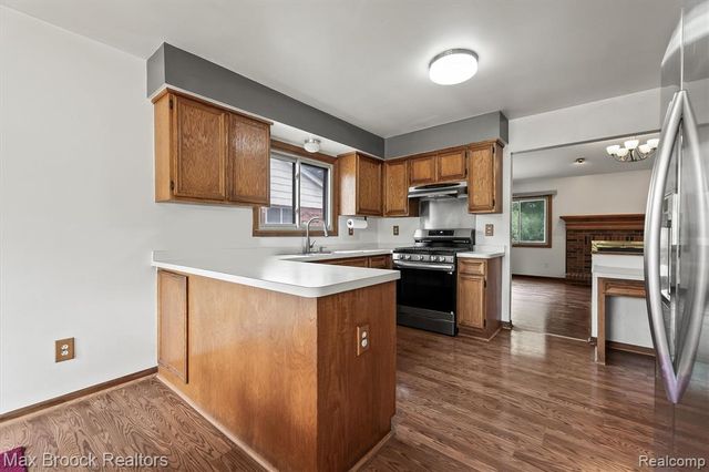 1776 Hillman Drive, Troy, MI 48083