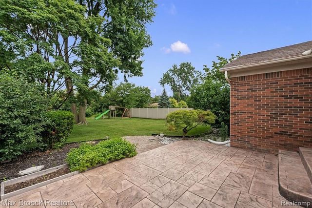 1776 Hillman Drive, Troy, MI 48083