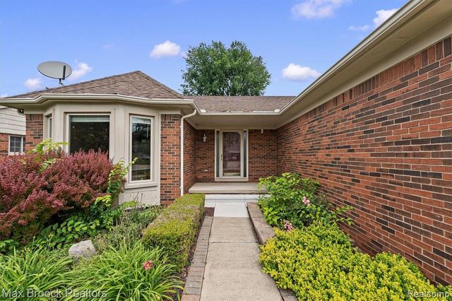 1776 Hillman Drive, Troy, MI 48083