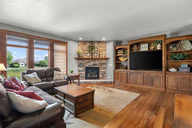 647 RUSCH DRIVE, Combined Locks, WI 54113