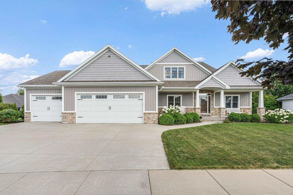 647 RUSCH DRIVE, Combined Locks, WI 54113