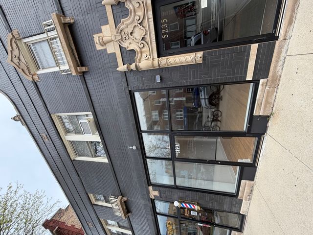 5233 N Damen Avenue, Chicago, IL 60625