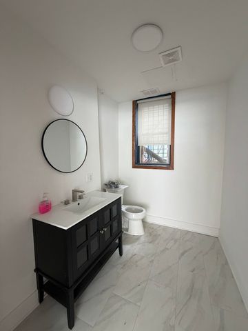 5233 N Damen Avenue, Chicago, IL 60625