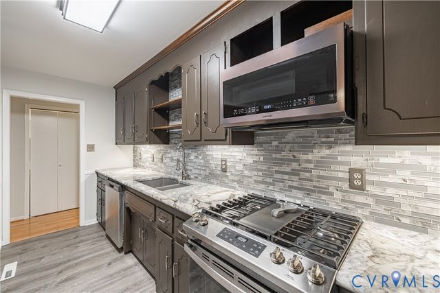 112 Sherwood Dr, Colonial Heights, VA 23834