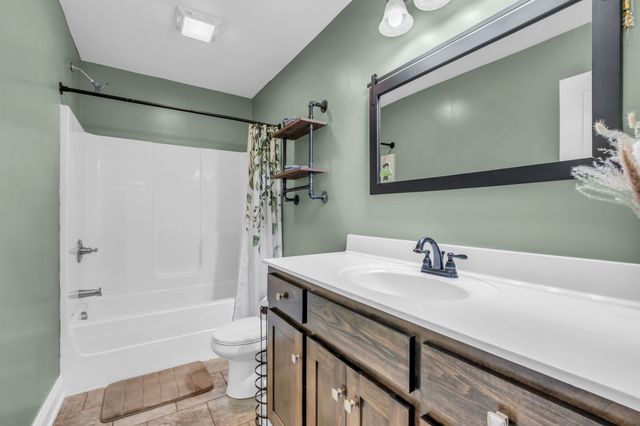 100 Mockingbird Ln, Hartsville, TN 37074