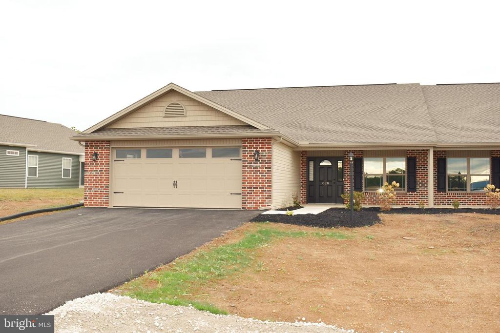 820 SHADYSIDE DR, Chambersburg, PA 17202