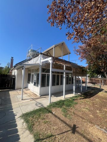 4804 N Diana Street, Fresno, CA 93726