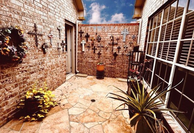 2827 Timber Briar Circle, Houston, TX 77059