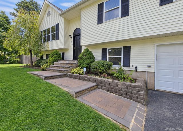 6 Gordal Lane, Coram, NY 11727