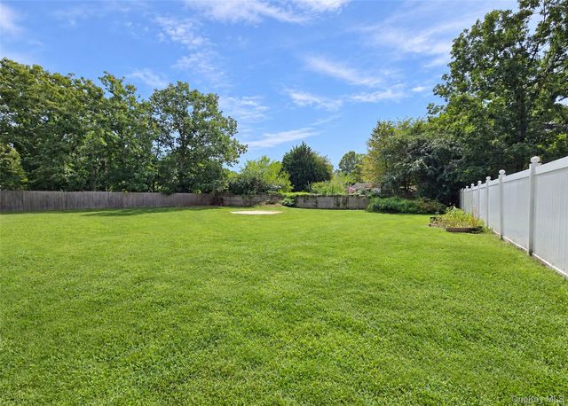 6 Gordal Lane, Coram, NY 11727