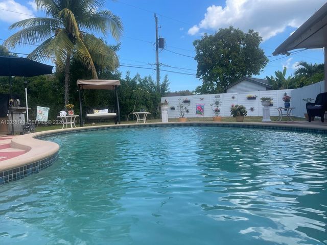 17405 SW 109th Ct, Miami, FL 33157