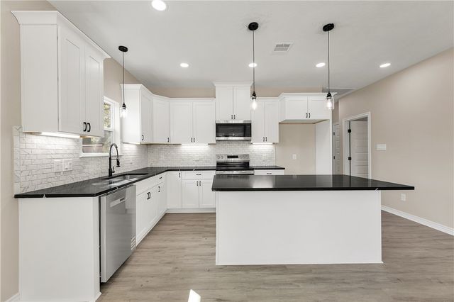 2903 Woodknoll Drive, Bryan, TX 77803