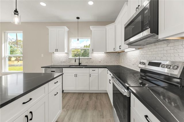 2903 Woodknoll Drive, Bryan, TX 77803