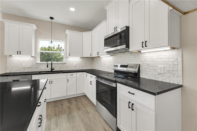 2903 Woodknoll Drive, Bryan, TX 77803