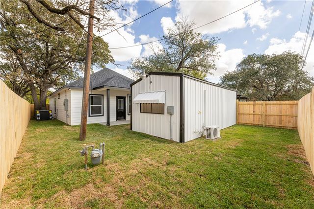 2903 Woodknoll Drive, Bryan, TX 77803