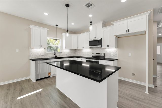 2903 Woodknoll Drive, Bryan, TX 77803